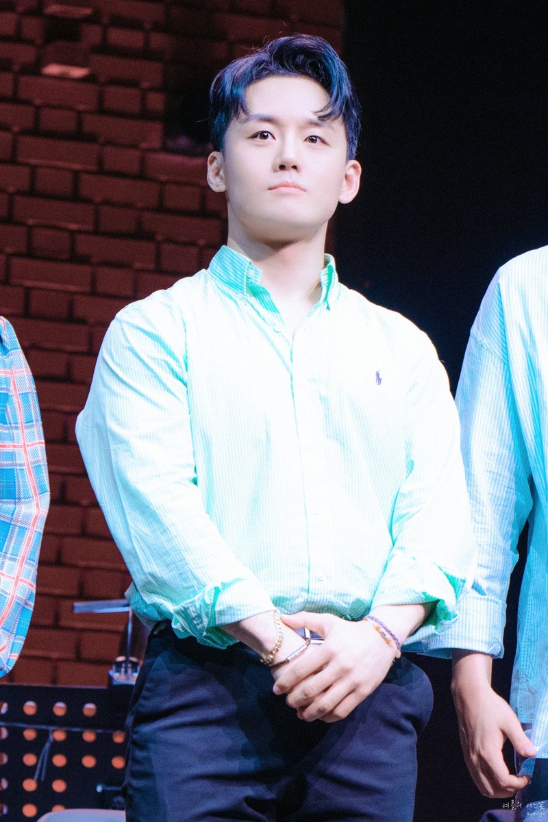 260309 #모베러콘서트 : 초록
<포토타임>   
#이종석 배우님

네가 밤하늘에 별을 딸 때 난 너의 발을 받치고 있을게