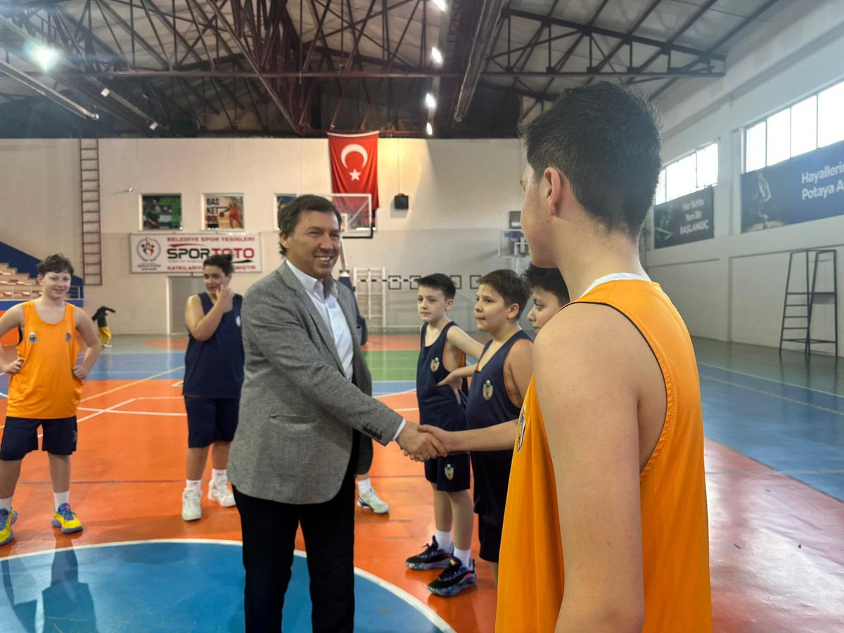 _mustafadurmus_'s tweet photo. Sporla Büyüyen Gençlik, Güçlenen Gelecek 💪✨

İnegöl Belediyespor Kulübü Spor Tırmanış ve Basketbol Takımı sporcularımızı ziyaret ederek antrenörlerimizden yürütülen çalışmalar ve hazırlık süreçleri hakkında bilgiler aldık. 🏀🧗‍♂️

• İnegöl’ün yarınları; spora yönelen, kendini geliştiren ve hedeflerine inanan gençlerle daha güçlü olacak. İlgimiz, emeğimiz ve desteğimiz her daim sizinle gençler. Başarılarınız daim olsun.🙌❤️

#AKİnegöl
