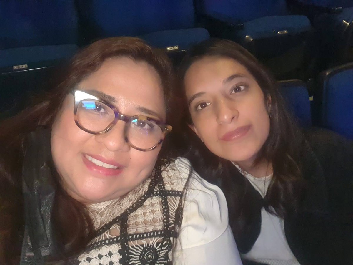 gemmaceci's tweet photo. @Oye897 Hola nos encantaría ir a mi tía y a mi, el teatro nos gusta mucho pero casi no podemos asistir, ojalá podamos asistir 😊🤭 https://t.co/8akiCnB2GT