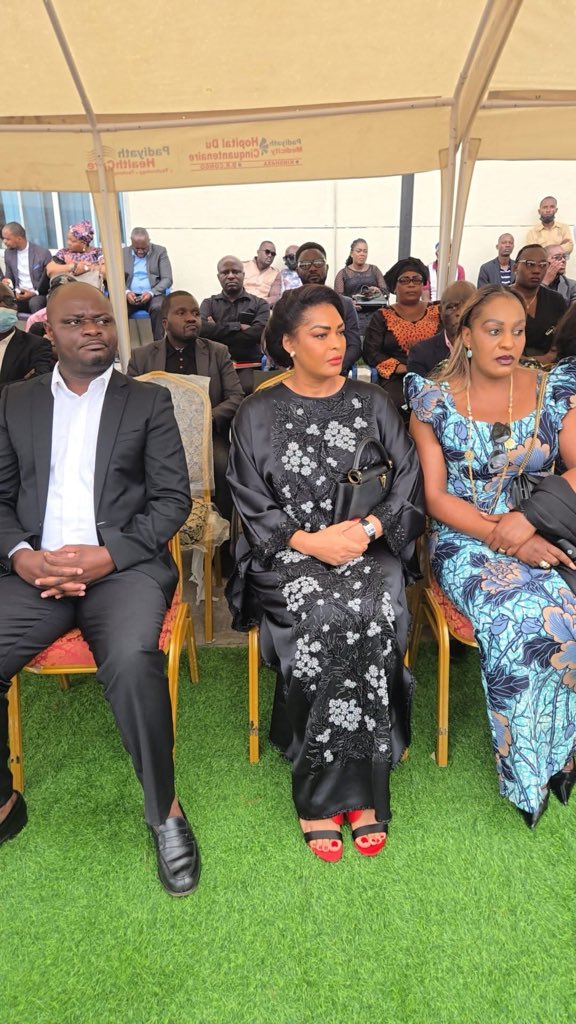 KiayimaPlacide's tweet photo. 10/03/2026, la famille politique de l’Union pour la Nation Congolaise (UNC) a accompagné Papa Bertin Balola à sa dernière demeure.
Une délégation du parti conduite par le SG @BillyKambale1 était présente pour soutenir Mme Liliane Banga.@HamidaKamerhe , épouse du @VitalKamerhe1. https://t.co/fzZfgKC4se