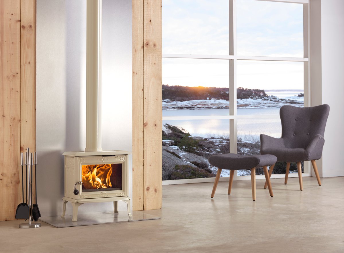 jotulcz's tweet photo. Klasická krbová kamna #Jotul F 100 ECO SE ve smaltu slonová kost.

🔥 Čisté spalování CB (ekodesign)
🔥 Kvalitní norská litina
🔥 Zabudovaný popelník
🔥 Velké sklo dvířek
🔥 Límec proti vypadávání uhlíků z topeniště
🔥 Stálobarevný smaltovaný povrch

#jotulky #jotulf100 https://t.co/GzBVuGnovJ