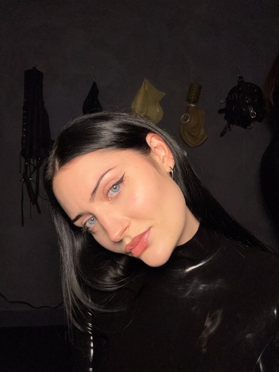 Pray to Miss Ozziline tweet media