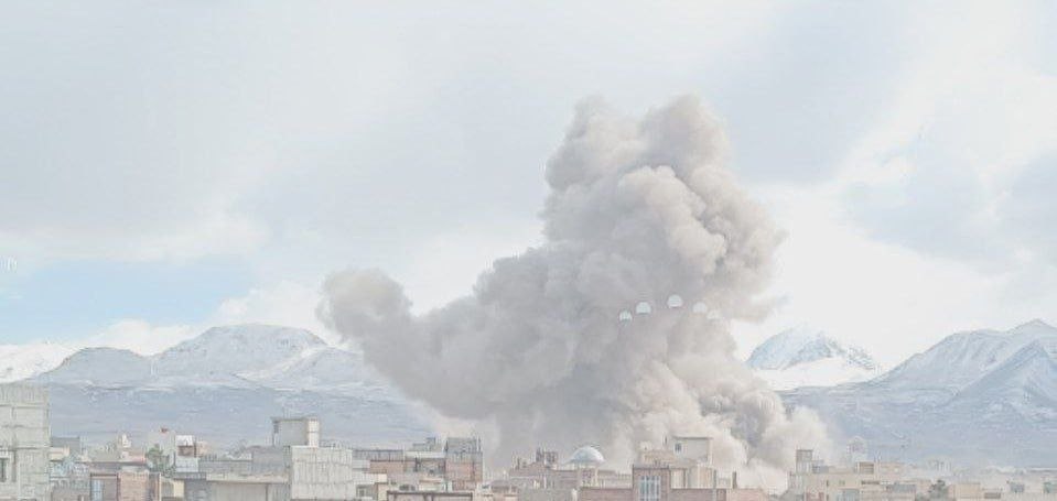 Bordersandbombs's tweet photo. 🚨 Breaking:Airstrikes in Azarshahr
#USA #Israel #Iran

Three airstrikes in #Azarshahr, in northwestern Iran. One hit a police headquarters, while the other two struck #Basij checkpoints.
#IranWar #IsraelIranConflict https://t.co/c7sVLLmCyL