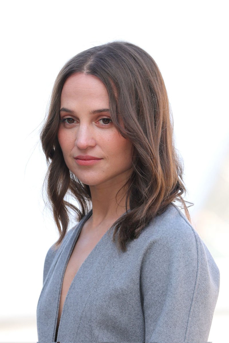 Alicia Vikander no desfile da Louis Vuitton durante a Semana de Moda de Paris Outono 2026, realizada no Louvre em 10 de março de 2026 em Paris, França.