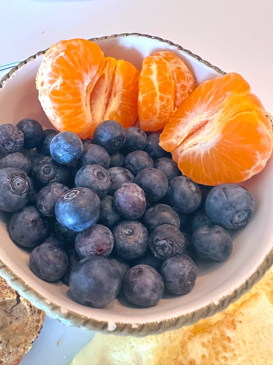 free_style_chef's tweet image. Another perfect breakfast over here. 

Seeded bread toasted with butter, pepper jack cheese omelet, blueberries, and tangerines. This stuff makes me happy!

#brekkie #eggs #fruit