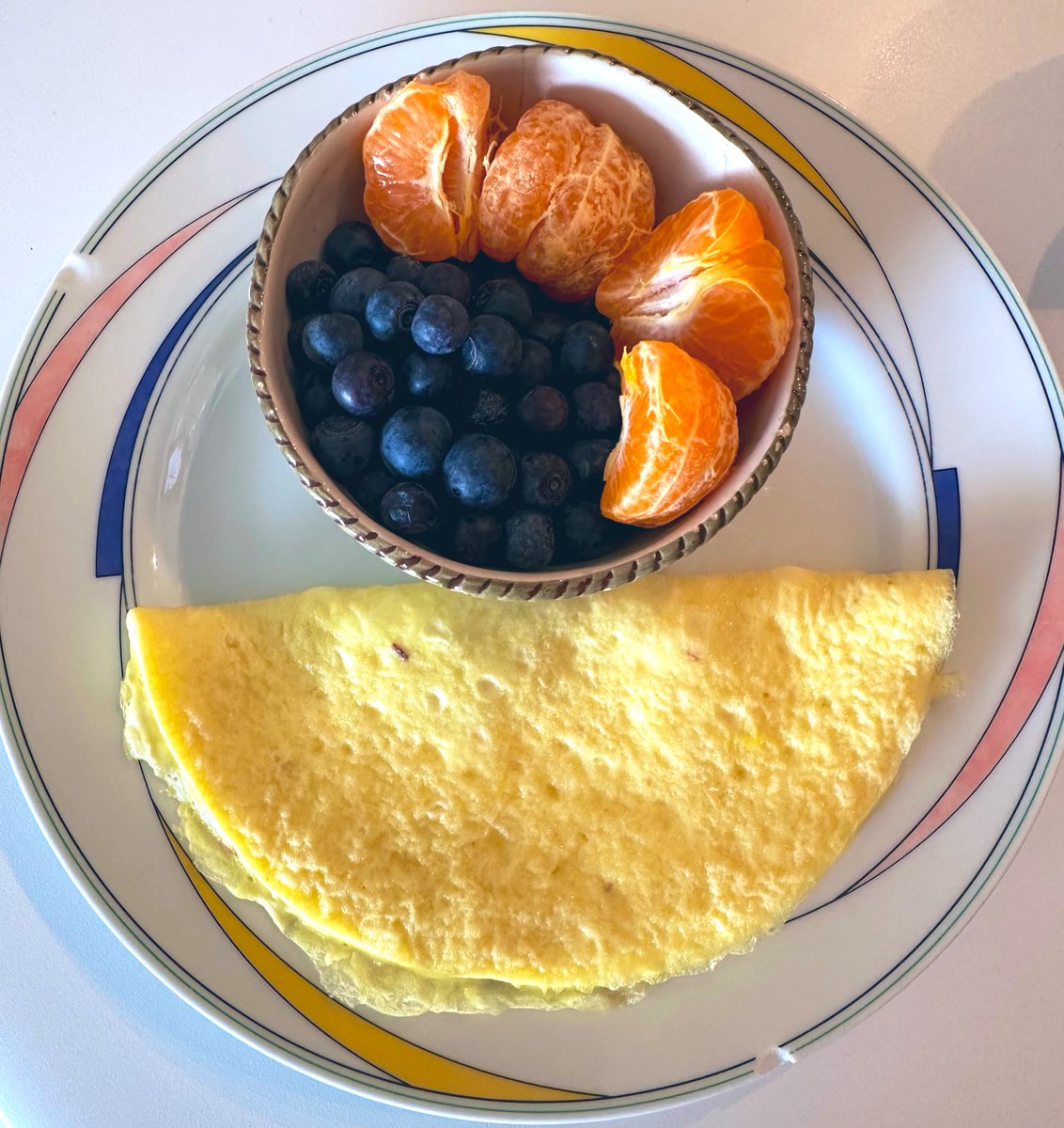 free_style_chef's tweet image. Another perfect breakfast over here. 

Seeded bread toasted with butter, pepper jack cheese omelet, blueberries, and tangerines. This stuff makes me happy!

#brekkie #eggs #fruit