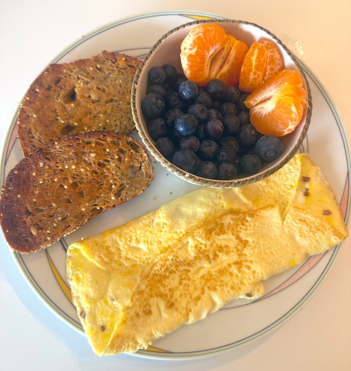 free_style_chef's tweet image. Another perfect breakfast over here. 

Seeded bread toasted with butter, pepper jack cheese omelet, blueberries, and tangerines. This stuff makes me happy!

#brekkie #eggs #fruit