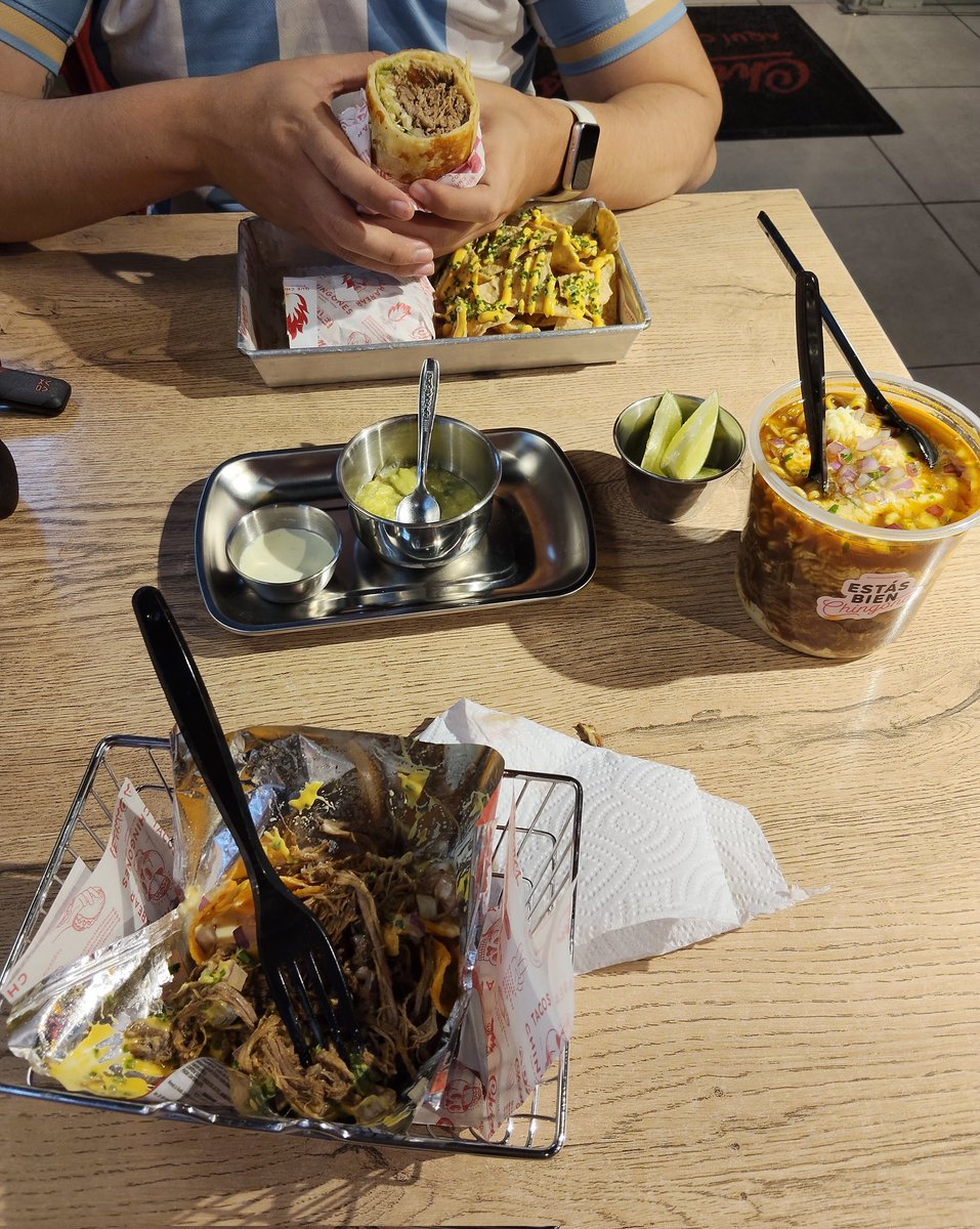jsjsjunaboba's tweet photo. Con mi amor he aprendido a comer sabroso, del amor y la atención recíproca, así como de su lado me he encantado más por mi carrera y la idea poco descabellada de construir futuros en compañía https://t.co/DQFFijs70O