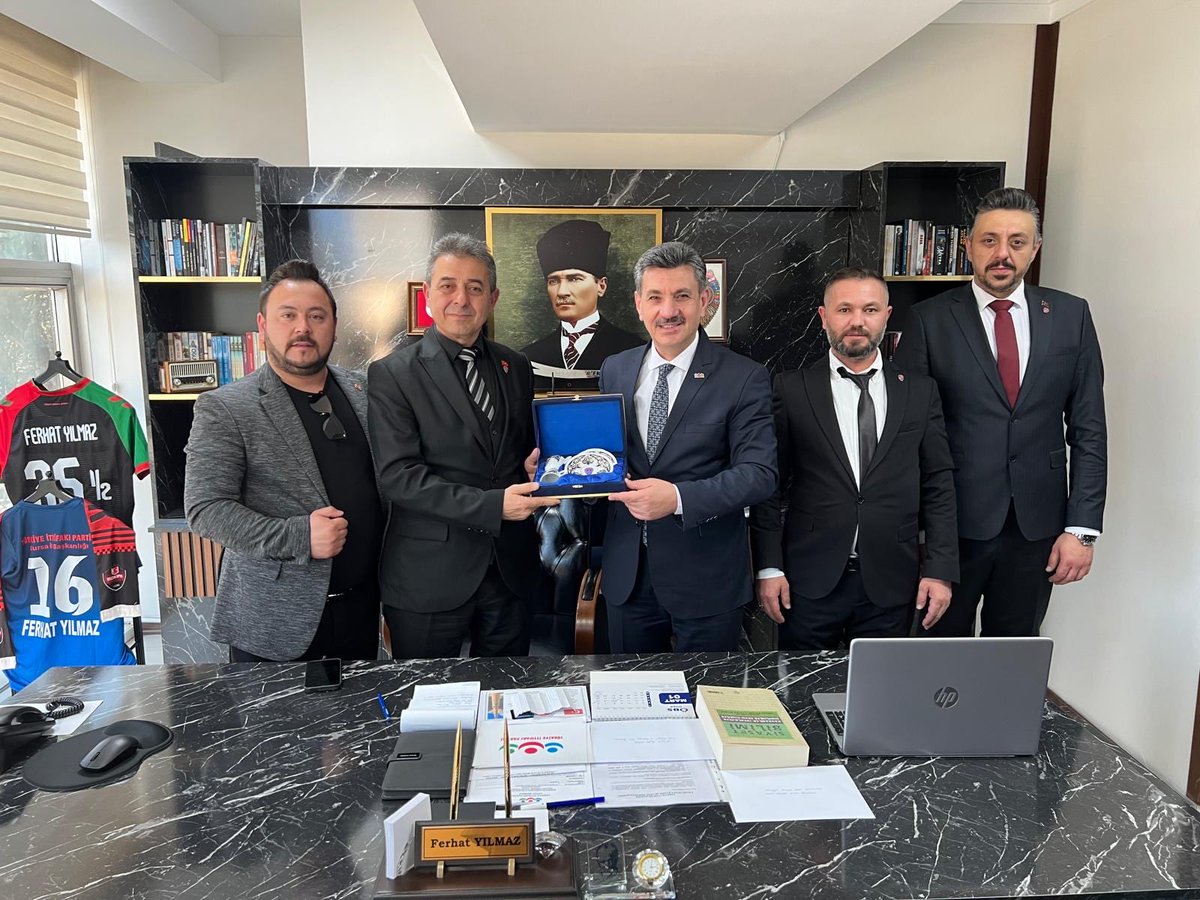 IttifakPartisi's tweet photo. GENEL MERKEZİMİZDE BUGÜN ANLAMLI VE KIYMETLİ BİR BULUŞMAYA EV SAHİPLİĞİ

Genel Başkanımız Sayın Ferhat Yılmaz,
Jandarma Mensupları Şehit, Gazi ve Aileleri Vakfı Başkanı Sayın Savaş Karabali,
Konya İl Başkanı Sayın Ferit İnan,
Niğde İl Başkanı Sayın Yasin Bilgin ve kıymetli yönetim kurulu üyelerini Genel Merkezimizde ağırlamaktan büyük bir  memnuniyet duymuştur.

Aynı zamanda Güç Birliği Partisi Genel Başkan Yardımcılığı ve Dünya Kalite Örgütü Başkanlığı görevini de sürdüren Sayın Savaş Karabali başta olmak üzere değerli heyetine, ziyaretleri, samimi sohbetleri ve anlamlı katkıları için en içten teşekkürlerimizi sunuyoruz.

Türkiye İttifakı Partisi olarak şehitlerimizin aziz hatırasını yaşatan, gazilerimizin ve kıymetli ailelerinin yanında duran bu tür çalışmaların her zaman destekçisi olduğumuzu bir kez daha ifade ediyor; nazik ziyaretlerinden dolayı kendilerine şükranlarımızı sunuyoruz.

Türkiye İttifakı Partisi