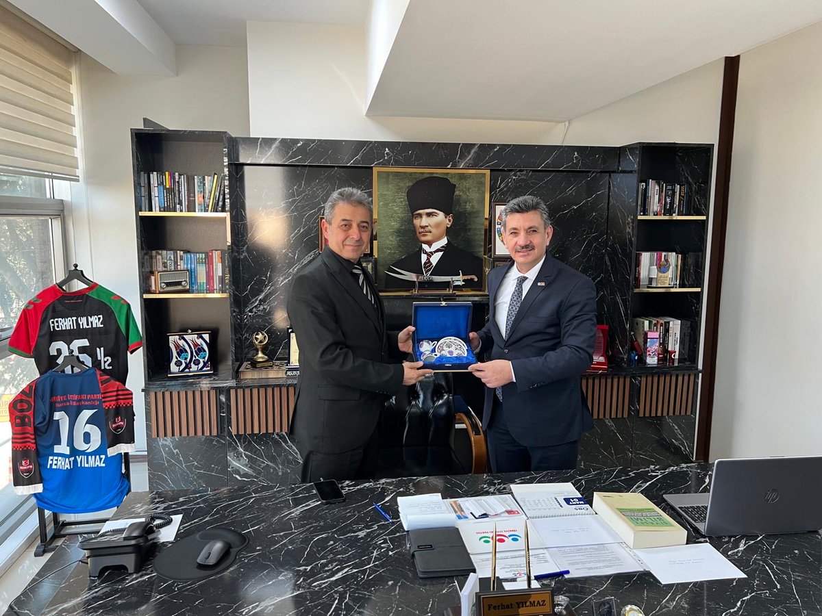 IttifakPartisi's tweet photo. GENEL MERKEZİMİZDE BUGÜN ANLAMLI VE KIYMETLİ BİR BULUŞMAYA EV SAHİPLİĞİ

Genel Başkanımız Sayın Ferhat Yılmaz,
Jandarma Mensupları Şehit, Gazi ve Aileleri Vakfı Başkanı Sayın Savaş Karabali,
Konya İl Başkanı Sayın Ferit İnan,
Niğde İl Başkanı Sayın Yasin Bilgin ve kıymetli yönetim kurulu üyelerini Genel Merkezimizde ağırlamaktan büyük bir  memnuniyet duymuştur.

Aynı zamanda Güç Birliği Partisi Genel Başkan Yardımcılığı ve Dünya Kalite Örgütü Başkanlığı görevini de sürdüren Sayın Savaş Karabali başta olmak üzere değerli heyetine, ziyaretleri, samimi sohbetleri ve anlamlı katkıları için en içten teşekkürlerimizi sunuyoruz.

Türkiye İttifakı Partisi olarak şehitlerimizin aziz hatırasını yaşatan, gazilerimizin ve kıymetli ailelerinin yanında duran bu tür çalışmaların her zaman destekçisi olduğumuzu bir kez daha ifade ediyor; nazik ziyaretlerinden dolayı kendilerine şükranlarımızı sunuyoruz.

Türkiye İttifakı Partisi
