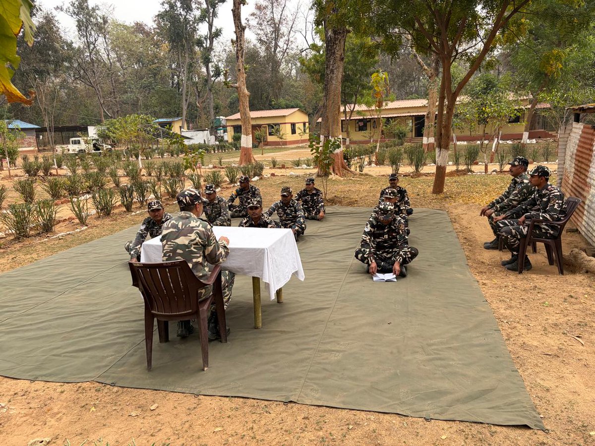 9BnSSB_INDIA's tweet photo. सीमा चौकी में वर्ग संचालन के माध्यम से कार्मिकों को साइबर अपराधों से बचाव के उपाय बताए गए। 
जागरूक रहें, सुरक्षित रहें!
#SSB_INDIA
#SSBFTRLUCKNOW
#SSBSHQGKP
#CyberSecurity 
 #CyberAwareness 
#DigitalIndia https://t.co/1e4bSZwn02