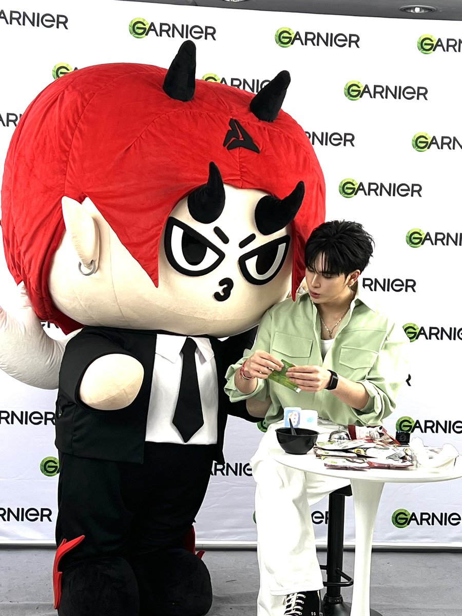 Suppawan2514's tweet photo. สำเนาถูกต้องมากน��…😂😂

SANTA DOMIIA HAIRDYE SUMMER 

#GarnierColorMixxSantaDomiia https://t.co/MnRVhiBVkd