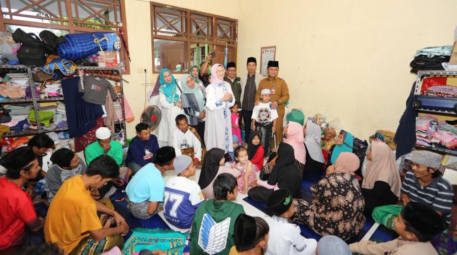 DPP_PKB's tweet photo. Rustini Muhaimin Sapa dan Bantu Korban Tanah Bergerak di Padasari Tegal
“Saya bersyukur bisa bersilaturahim dengan para korban tanah bergerak di sini. Mereka memang membutuhkan uluran bantuan dari kita semua,” ujar Rustini. #PKBPeduli #PKBCepatTanggap
https://t.co/4BMEtofApS https://t.co/nHYtXF16Z8
