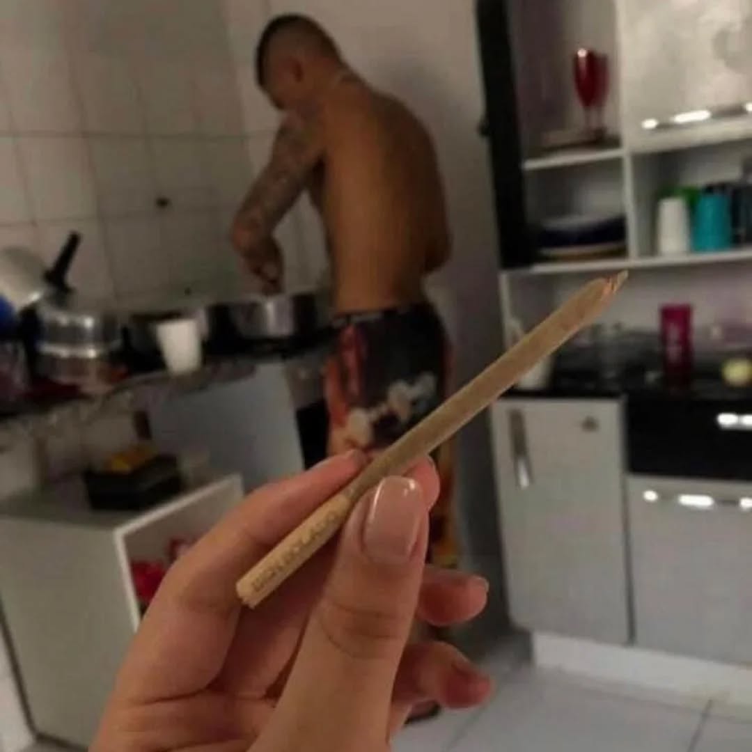 Ele fazendo almoço e eu fazendo a fome