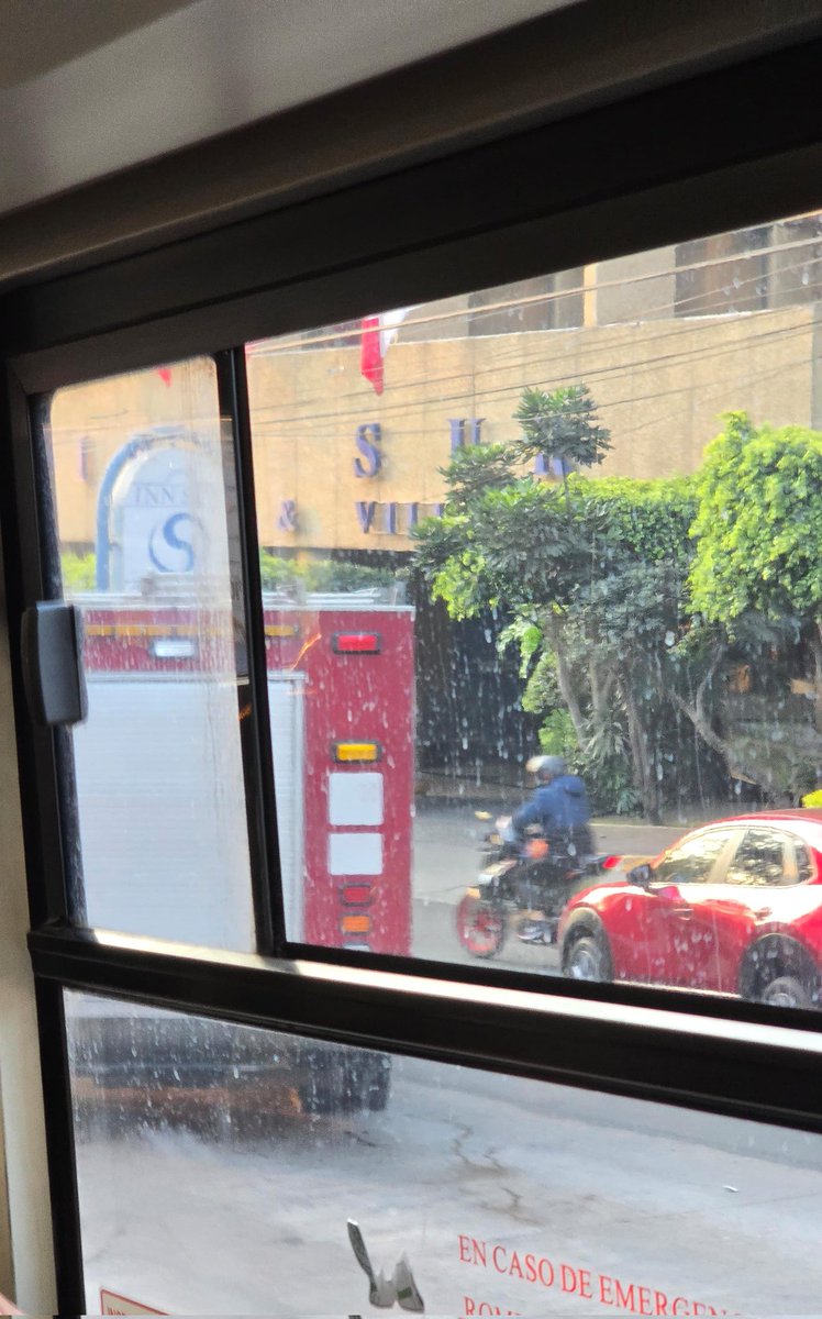RaulGtzNR's tweet photo. Bomberos apoyando con ramas tiradas en Insurgentes Sur, llegando al Metrobús la Joya frente a la UIC dirección Cuernavaca. ¡Reducción a 1 carril en extrema derecha! 🚒🔥 #Bomberos #Ramas #Insurgentes #Metrobús #Cuernavaca @TlalpanAl https://t.co/UAa1C9EZCM