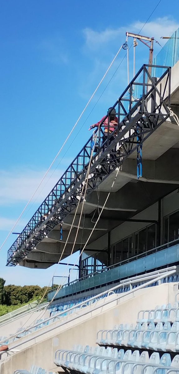 Siguen los trabajos para colocar la pantalla cinta led, tendrá 70 metros x 1 ...Su extensión seguirá cuando se terminen los 24 metros restantes de platea..