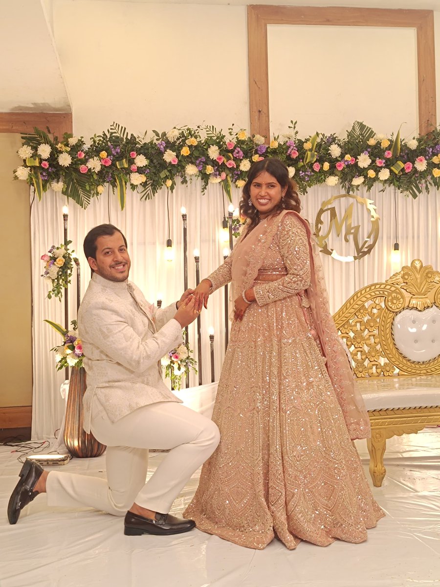 chill_kar_manju's tweet image. Got engaged to my best friend &amp;amp; officially entered my fiance era last week and I can’t stop smiling 🧿❤️✨

@VaibhavKaul5