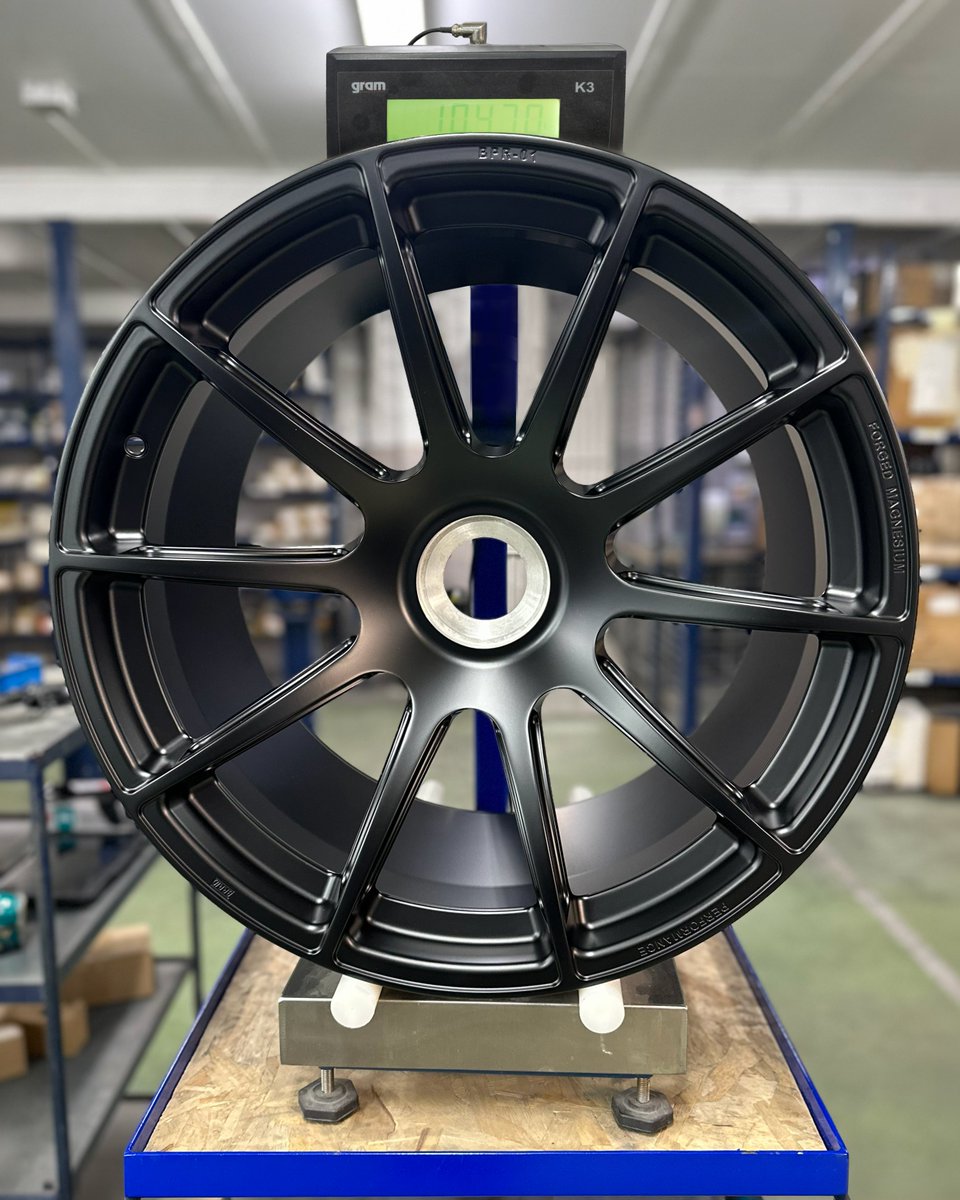 BRAIDwheels's tweet image. BRAID BPR-01 Forged Magnesium | Porsche 911 GT·RS 2025
Front:
🔹 10" x 20" | ET45 | Centerlock | Black Satin
🔹 7.2 kg ⚡
Rear:
🔹 13" x 21" | ET31 | Centerlock | Black Satin
🔹 10.4 kg ⚡
💡 Lightweight. High-performance. Exclusive design. 
#braidwheels #BPR01 #ForgedMagnesiu