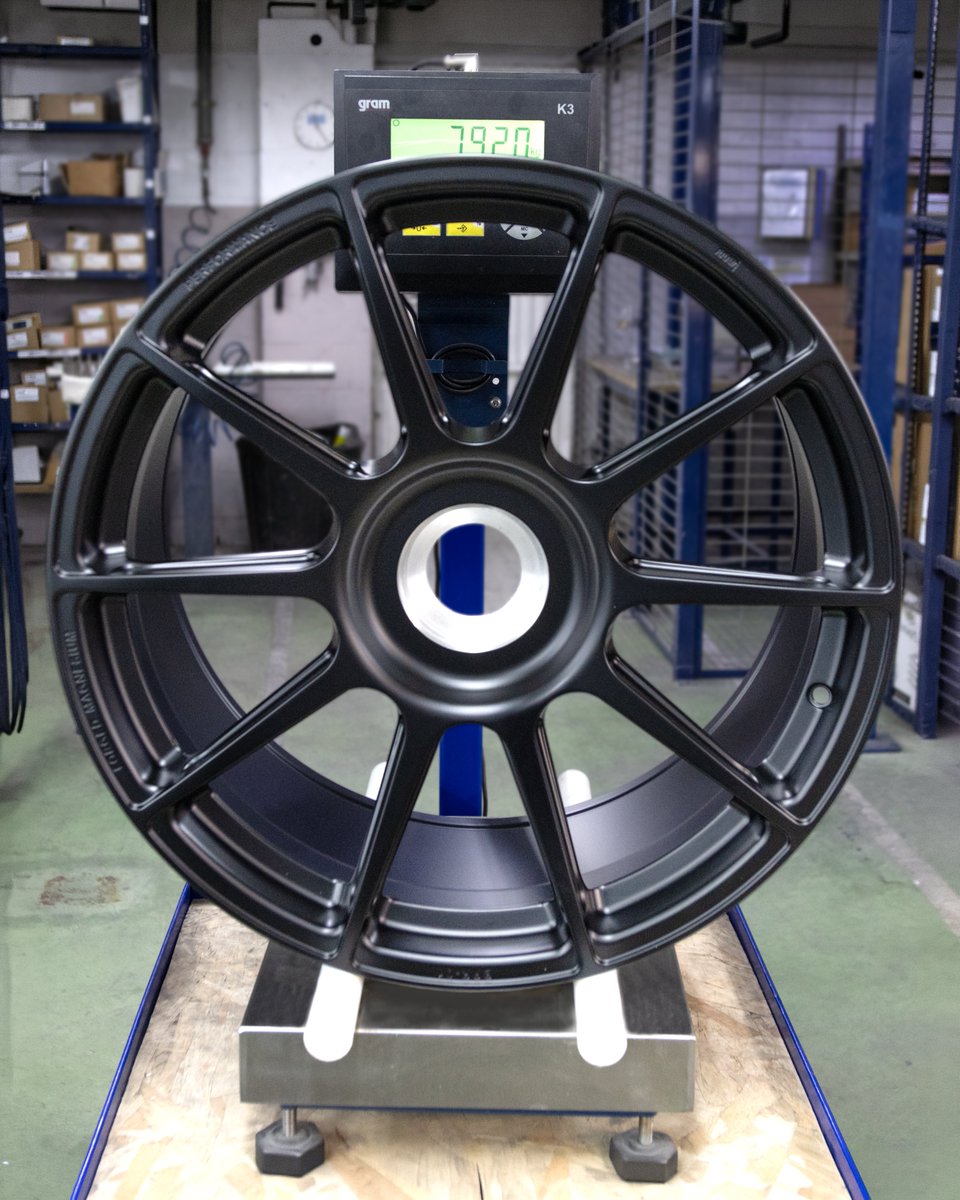 BRAIDwheels's tweet image. BRAID BPR-01 Forged Magnesium | Porsche 911 GT·RS 2025
Front:
🔹 10" x 20" | ET45 | Centerlock | Black Satin
🔹 7.2 kg ⚡
Rear:
🔹 13" x 21" | ET31 | Centerlock | Black Satin
🔹 10.4 kg ⚡
💡 Lightweight. High-performance. Exclusive design. 
#braidwheels #BPR01 #ForgedMagnesiu