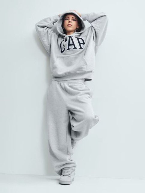 does she come with the set?!?!!