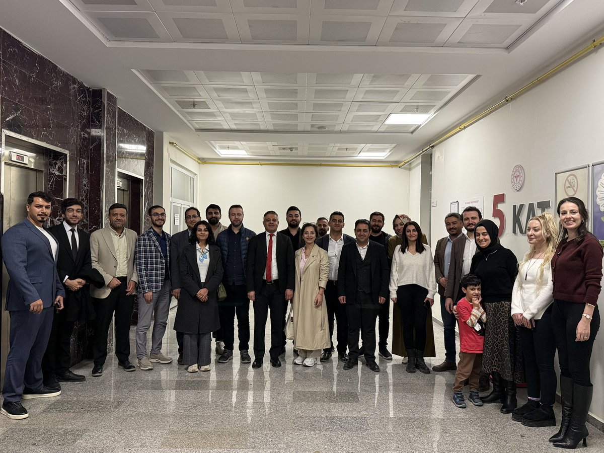 mardinilsaglik's tweet photo. İl Sağlık Müdürümüz Uzm. Dr. Saffet YAVUZ, İlçe Sağlık Müdürleri ve TSM Başkanlarıyla İftar Programında Bir Araya Geldi

Ramazan ayının manevi atmosferinde, İl Sağlık Müdürümüz Uzm. Dr. Saffet YAVUZ; müdürlüğümüz başkanları, başkan yardımcıları, müdürlerimiz, uzmanlarımız ve birim sorumlularımız ile birlikte İlçe Sağlık Müdürlerimiz ve Toplum Sağlığı Merkezi Başkanlarımızla müdürlüğümüz yemekhanesinde düzenlenen iftar programında bir araya geldi.

Programda tüm sağlık yöneticilerimizin aynı çatı altında, aynı sofrada buluşmasının birlik, beraberlik ve kurum içi dayanışmayı güçlendiren önemli bir fırsat olduğuna dikkat çekildi. Samimi bir ortamda gerçekleşen buluşmada sağlık hizmetlerinin koordinasyon içinde yürütülmesinin önemi vurgulandı.
@halksagligigm @sbsggm