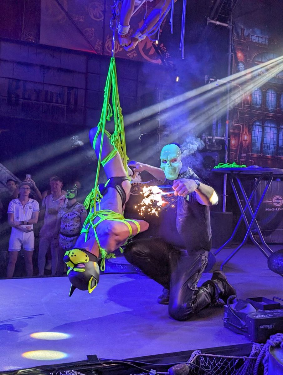Cboi231's tweet photo. More photos from a very fun performance at @DarklandsFest with the @ThePuppeteer76 @rope_phantasies and the very hot @rossy6562 https://t.co/OOduKQsGuc
