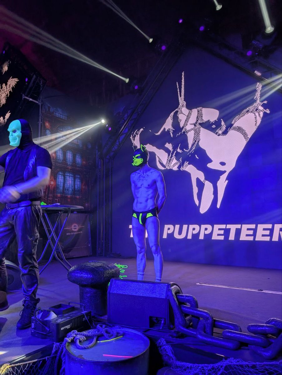 Cboi231's tweet photo. More photos from a very fun performance at @DarklandsFest with the @ThePuppeteer76 @rope_phantasies and the very hot @rossy6562 https://t.co/OOduKQsGuc