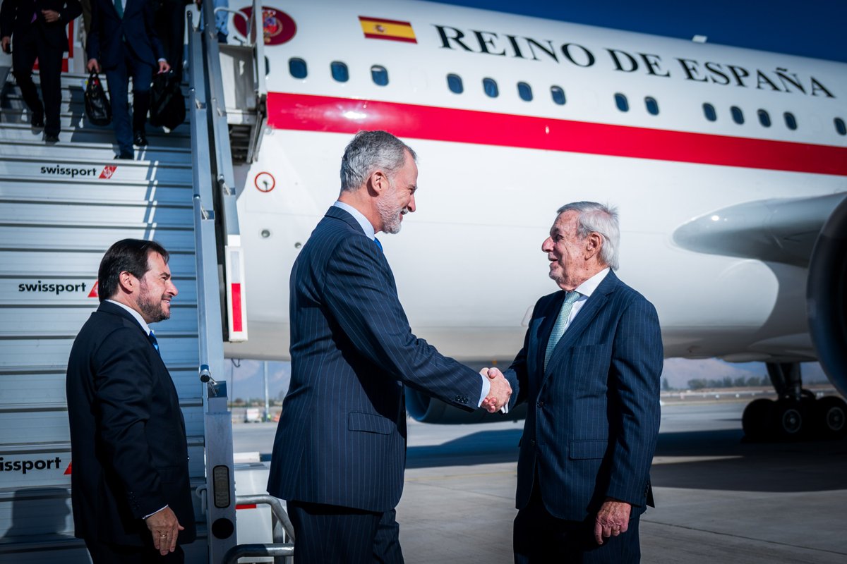 Minrel_Chile's tweet photo. El ministro de Relaciones Exteriores, Alberto van Klaveren, recibió en el aeropuerto al Rey Felipe VI de España, quien participará en la Transmisión de Mando Presidencial de 2026. https://t.co/tg8nQHLeGY