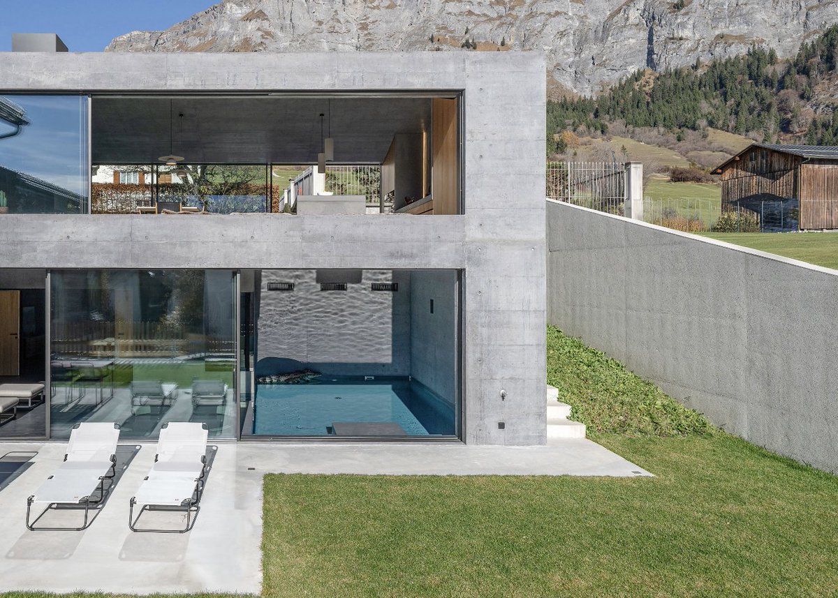 Una vivienda pensada para mirar siempre hacia fuera: luz, paisaje y grandes aperturas con sistemas Venuro.
Imágenes: Venuro
👉 Disponibles en España y Portugal a través de tu delegado Schüco Iberia.
#Venuro #SchücoIberia
