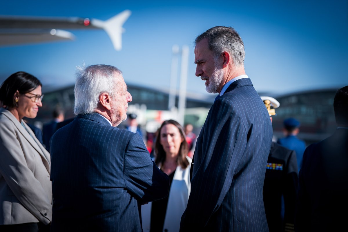 Minrel_Chile's tweet photo. El ministro de Relaciones Exteriores, Alberto van Klaveren, recibió en el aeropuerto al Rey Felipe VI de España, quien participará en la Transmisión de Mando Presidencial de 2026. https://t.co/tg8nQHLeGY