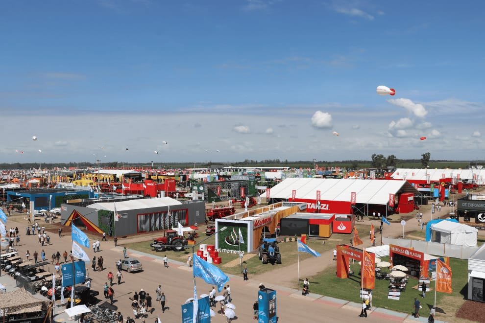 ¡Córdoba presente en la <a href="/Expoagrocom/">Expoagro</a>!🌽🚜

📌Una nueva edición de la exposición agroindustrial a cielo abierto más importante del país, que se realiza hasta el jueves 12/3 en el Predio Ferial y Autódromo de #SanNicolás, en la provincia de #BuenosAires.

🙋‍♂️En ese marco,