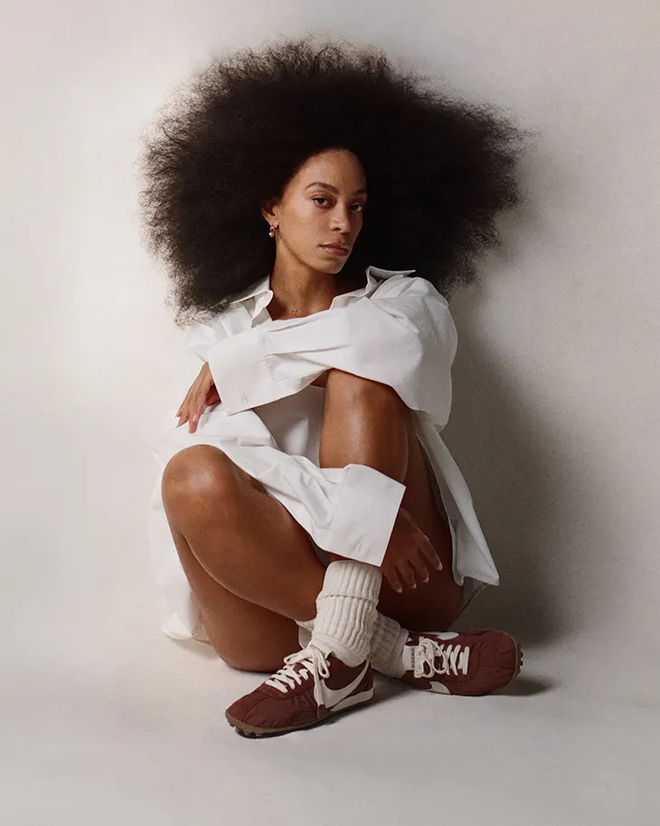 designscene's tweet image. Solange Knowles Fronts Nike x Jacquemus Moon Shoe Campaign - See more here: designscene.net/2026/03/solang…

#SolangeKnowles leads the campaign for the latest #Nike and #Jacquemus collaboration, which introduces new colorways of the Moon Shoe. The project continues the partnership