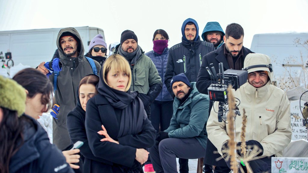 karenMeli1982's tweet photo. 📸✨ İşte yakışıklı 😍 
#AkınAkınözü 🌟'nin Veliaht 👑 🔥💖 dizisinin 24. bölümünün 📺 kamera arkası 🎬 fotoğrafları! https://t.co/LDYRLo8u97