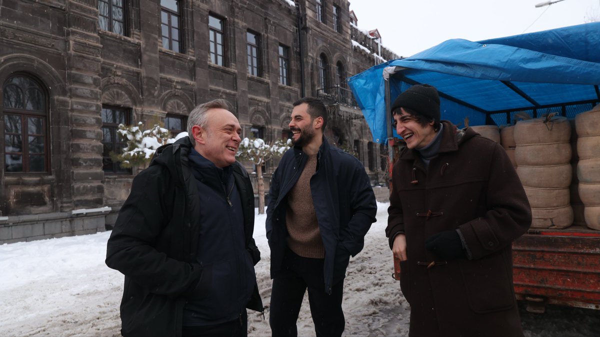 karenMeli1982's tweet photo. 📸✨ İşte yakışıklı 😍 
#AkınAkınözü 🌟'nin Veliaht 👑 🔥💖 dizisinin 24. bölümünün 📺 kamera arkası 🎬 fotoğrafları! https://t.co/LDYRLo8u97