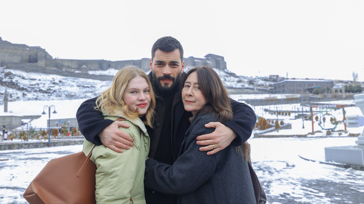 karenMeli1982's tweet photo. 📸✨ İşte yakışıklı 😍 
#AkınAkınözü 🌟'nin Veliaht 👑 🔥💖 dizisinin 24. bölümünün 📺 kamera arkası 🎬 fotoğrafları! https://t.co/LDYRLo8u97