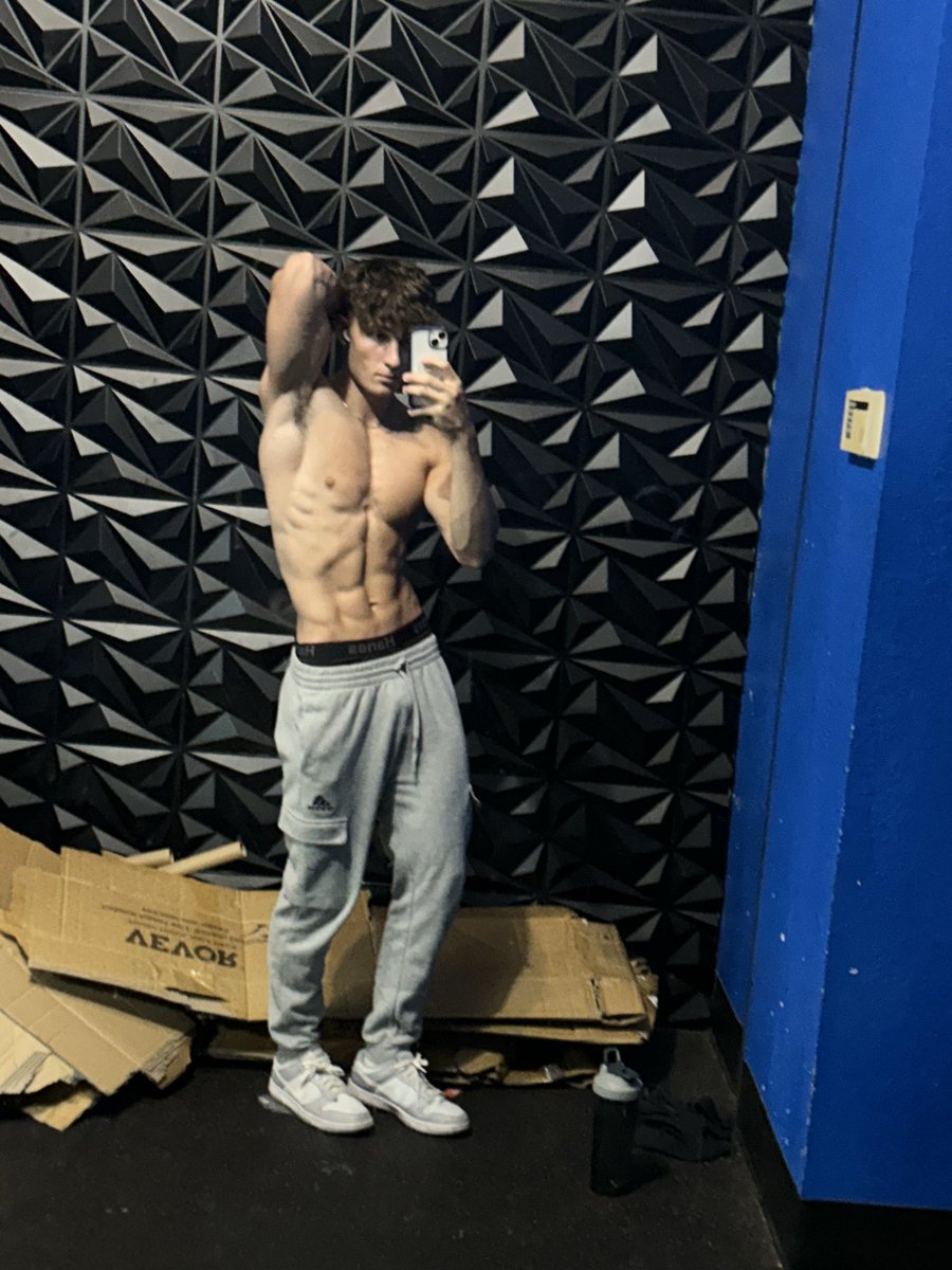 Vanciplier's tweet image. Little Gym Pump before heading out to Illinois #NeverStopChasing #wxtwitter @ReedTimmerUSA