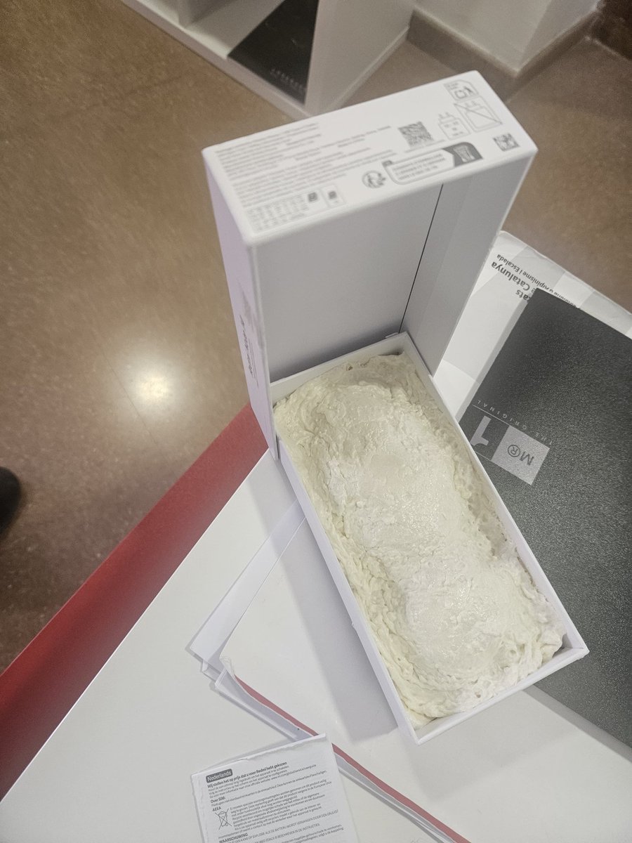 xavix1714's tweet photo. Hoy he recibido este móvil comprado a un vendedor de @amazon  espero que lo solucionen.... https://t.co/dGbHKlUq37