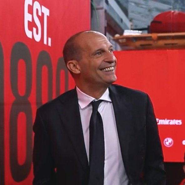garante_il's tweet photo. "L'approccio di Allegri, quando mette piede in campo nel riscaldamento, è proprio di uno che questa serata se la vuole vivere e godere" (Bordocam DAZN) https://t.co/6VWReHlUyi