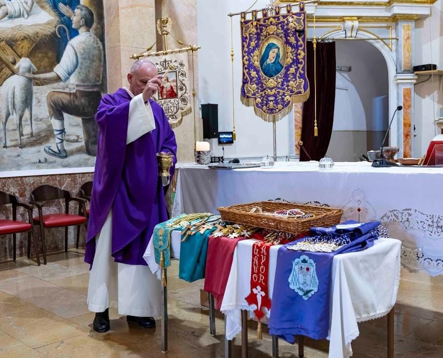 SepulcroTorrent's tweet photo. El  8 de marzo vivimos un acto muy importante para nuestra Hermandad: la Imposición de medallas a los nuevos hermanos. 
Inmaculada Puchades Vallejo, Reina del Encuentro y Ángel de la Resurrección, impuso el fajín a Xavi Vilata Serrano, Hermano Mayor 2026. https://t.co/fixZGKNm4x