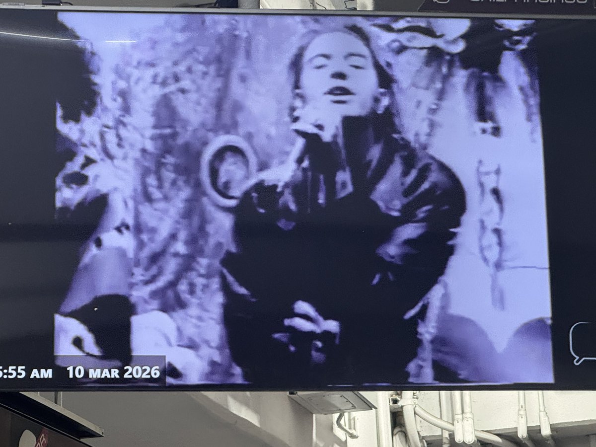 axel_bowie's tweet photo. @eltalcha #VivePoderoso viendo a @fobiamx en el @MetroCDMX https://t.co/SiJO23oMSC