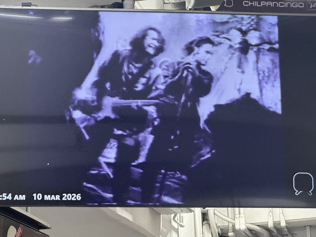 axel_bowie's tweet photo. @eltalcha #VivePoderoso viendo a @fobiamx en el @MetroCDMX https://t.co/SiJO23oMSC