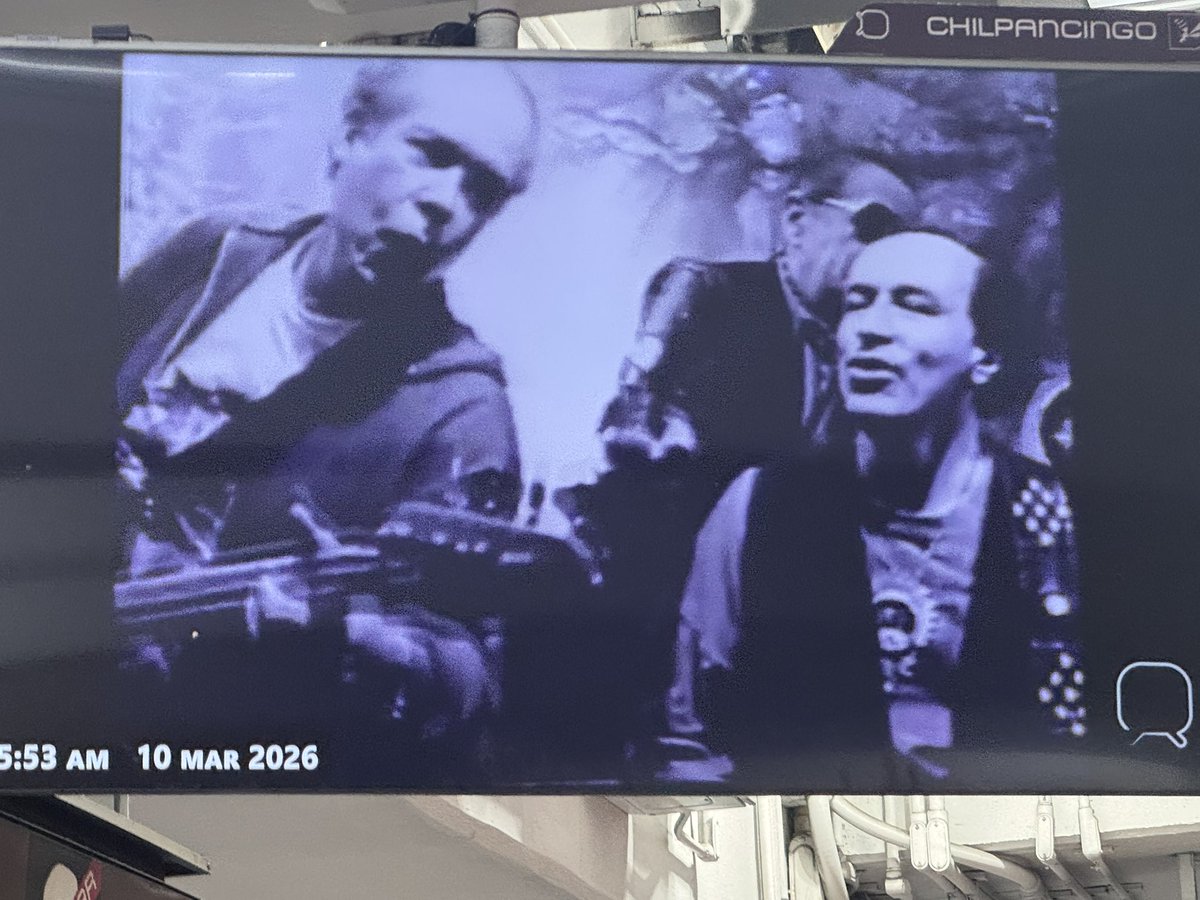 axel_bowie's tweet photo. @eltalcha #VivePoderoso viendo a @fobiamx en el @MetroCDMX https://t.co/SiJO23oMSC