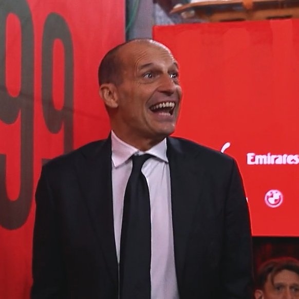 garante_il's tweet photo. "L'approccio di Allegri, quando mette piede in campo nel riscaldamento, è proprio di uno che questa serata se la vuole vivere e godere" (Bordocam DAZN) https://t.co/6VWReHlUyi
