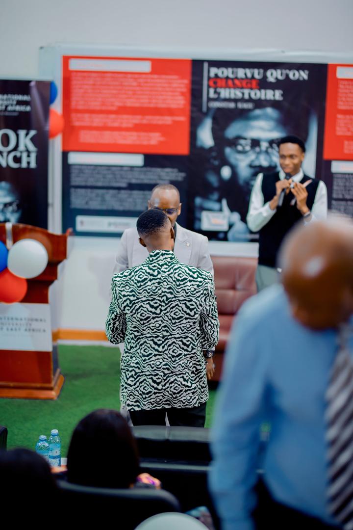 AsimoniZach's tweet photo. ''pour vu qu'on change l'histoire''
Avec l'effigie de Patrice Emery Lumumba sur la page de garde. Ce livre de monsieur CONSTANTIN KAGU dit CONSTAR MC INTERNATIONAL.
Désormais disponible ✅
@PrimatureRDC #lumumba #RDC #OUGANDA #AFRICA https://t.co/MwtebbIdZB
