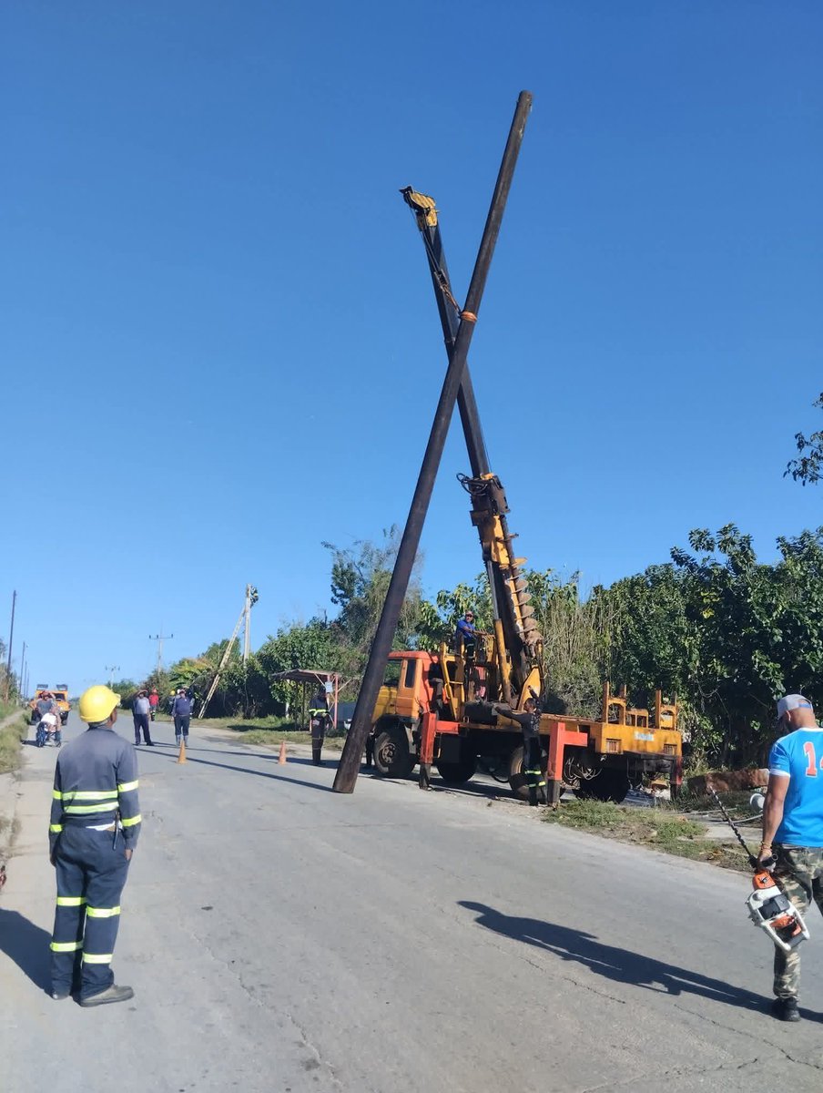 Temprano comenzaron las labores de recuperación por la OBE de #Guanajay y varias brigadas de apoyo para restablecer la rotura en 4 postes dañados por las intensas lluvias en el tarde de ayer en San Francisco