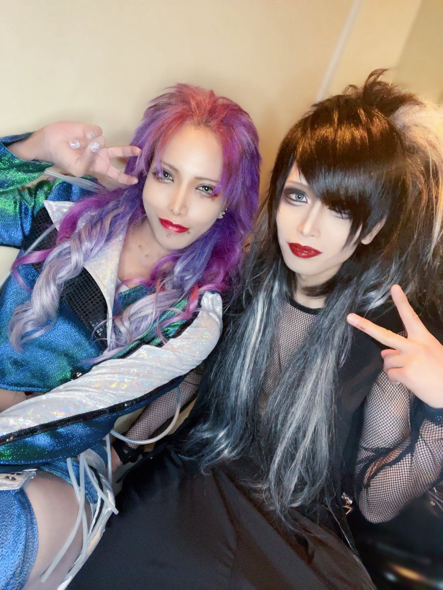 WIXIZ_M_0209's tweet photo. LESSFEARの遥さんと❍。
数年前に大阪で仲良くなって超久しぶりに逢えたーっ✨️
こうしてお互いのバンドで共演出来て幸せ♡
また是非東京に遊びに来てください🐼 #WIXIZ
#LESSFEAR https://t.co/8VnQ42ODJJ