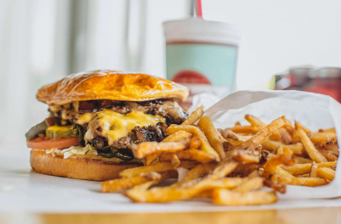 AnnaSunChaser's tweet photo. Craving this juicy burger right now  classic American perfection!  🍔#FoodPorn #Yum https://t.co/NpOyJ1vgUm
