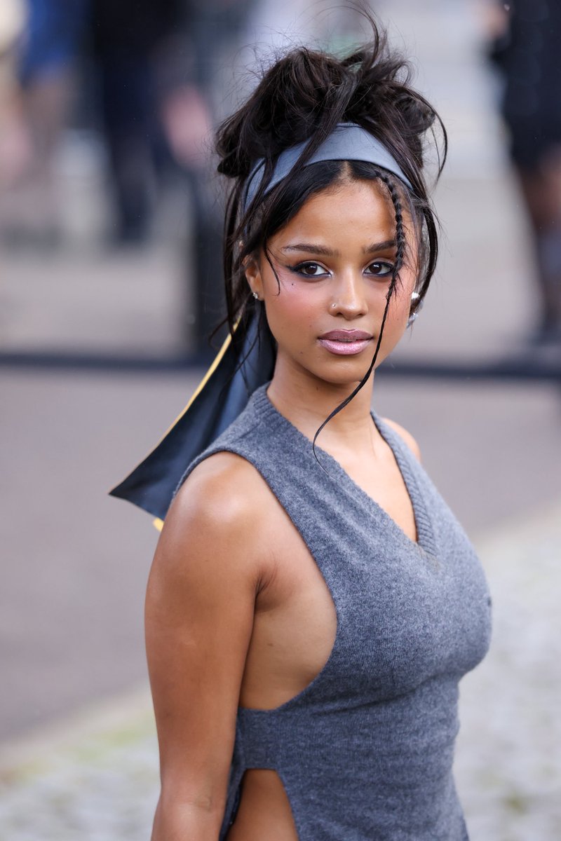 MTVUK's tweet image. Tyla looking absolutely gorgeous at the Miu Miu show for Paris Fashion Week 🩷 #Tyla #MiuMiu