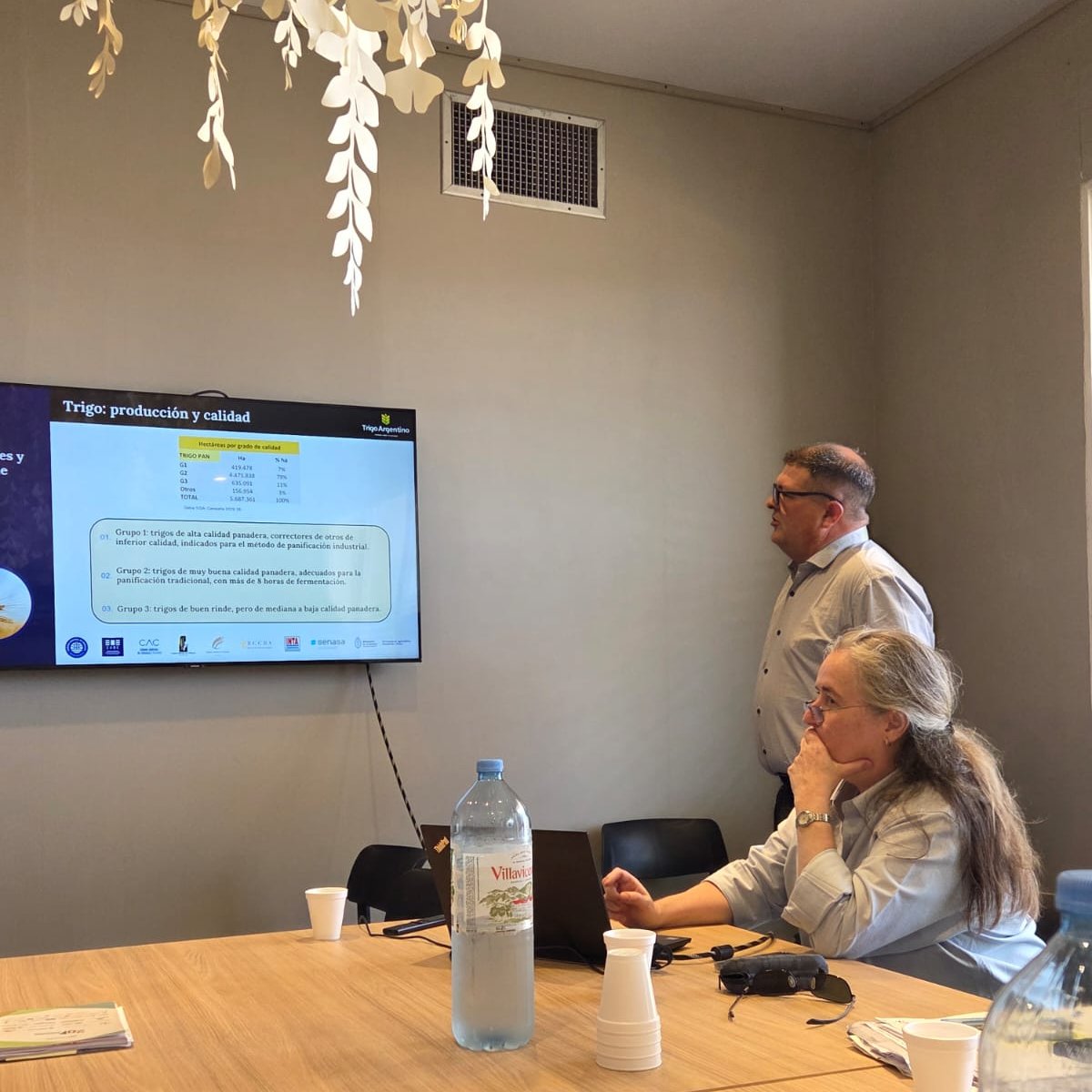 CABC_1905's tweet photo. En el marco de @Expoagrocom las Cámaras Arbitrales del país nos reunimos con @agriculturaar 🇦🇷 @CamArbitralRos @Cacer_37 @BCCBA @BCSF_Oficial @CAC_BahiaBlanca presentando los avances del informe institucional del Trigo @TrigoArgentino 🌾 https://t.co/G4zHDghE3f