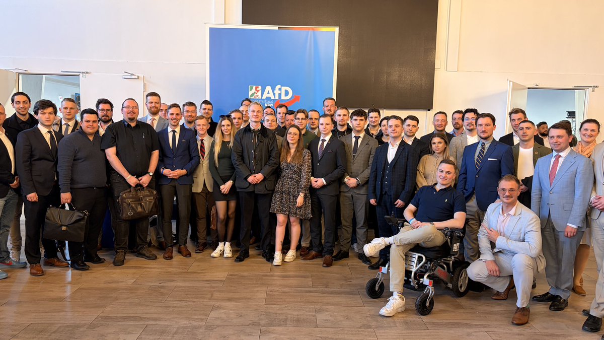 gdfuernrw's tweet photo. Liebe Freunde!

Es liegt ein anstrengendes Wochenende hinter uns und damit auch ein wochen-, sogar monatelanger Kampf. Dieser hat nun hier seinen Höhepunkt gefunden und wir können stolz auf uns sein. Wir haben einigen Kritikern nicht nur gezeigt, dass wir eine Stimme haben, sondern dass diese Stimme auch laut werden kann. Als GD stellten wir rund 10% der Delegierten!

Natürlich hätten sich einige ein anderes Ergebnis gewünscht und natürlich sind einige Punkte unbefriedigend, aber das Erreichte überwiegt. Wir haben mit Christian Zaum, Sven Tritschler, Helmut Waniczek, Tim Czehan und Sabine Reinknecht auch einen großen Block an langjährigen Unterstützern in den Landesvorstand wählen können und konnten einen Konsens schließen. 

Wir gratulieren natürlich auch Martin Vincentz und den anderen gewählten Vorstandsmitgliedern zu ihrer Wahl und setzen darauf, dass wir in Zukunft auf Augenhöhe zusammenarbeiten und unseren Landesverband zusammenrücken können. Unsere Hand dazu ist ausgestreckt.

Wir kämpfen weiter wie bisher, für eine patriotische und idealistische AfD. Das ist für uns niemals verhandelbar.

Eure GD NRW